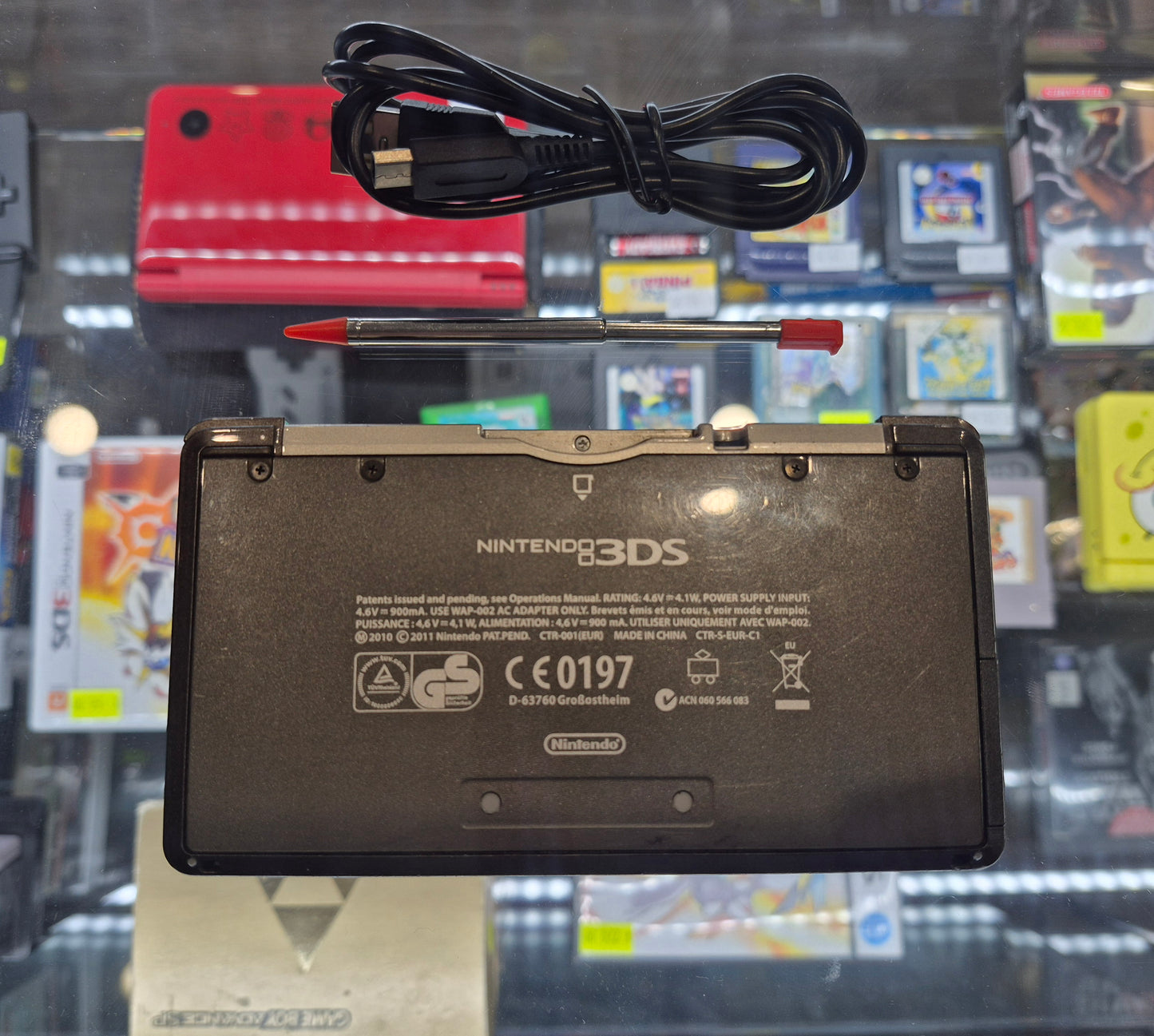 Nintendo 3DS Console Black CTR-001 Excellent Condition, Inc. USB Charger & new 32GB Card.(Minor Wear)