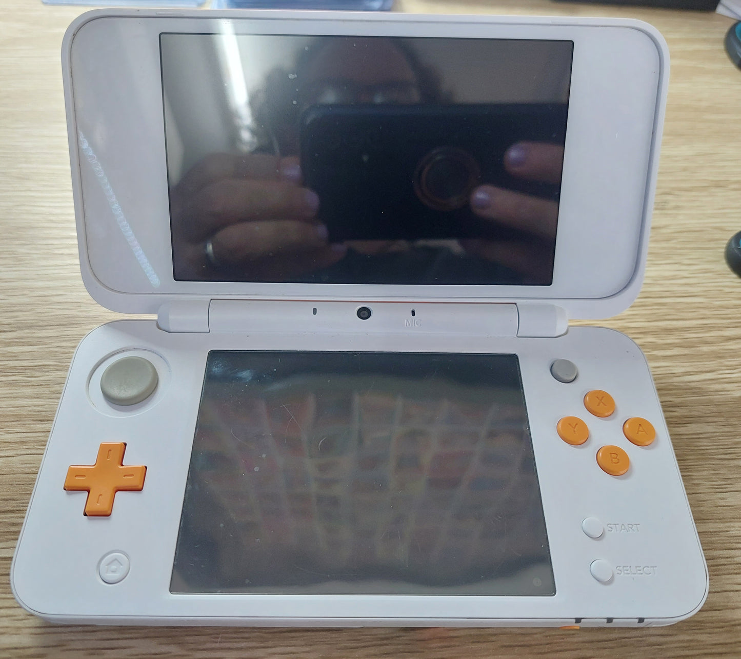 'NEW' Nintendo 2DS XL Orange/White Console great condition inc.4GB SD Card ,USB charger included SEE DESCRIPTION