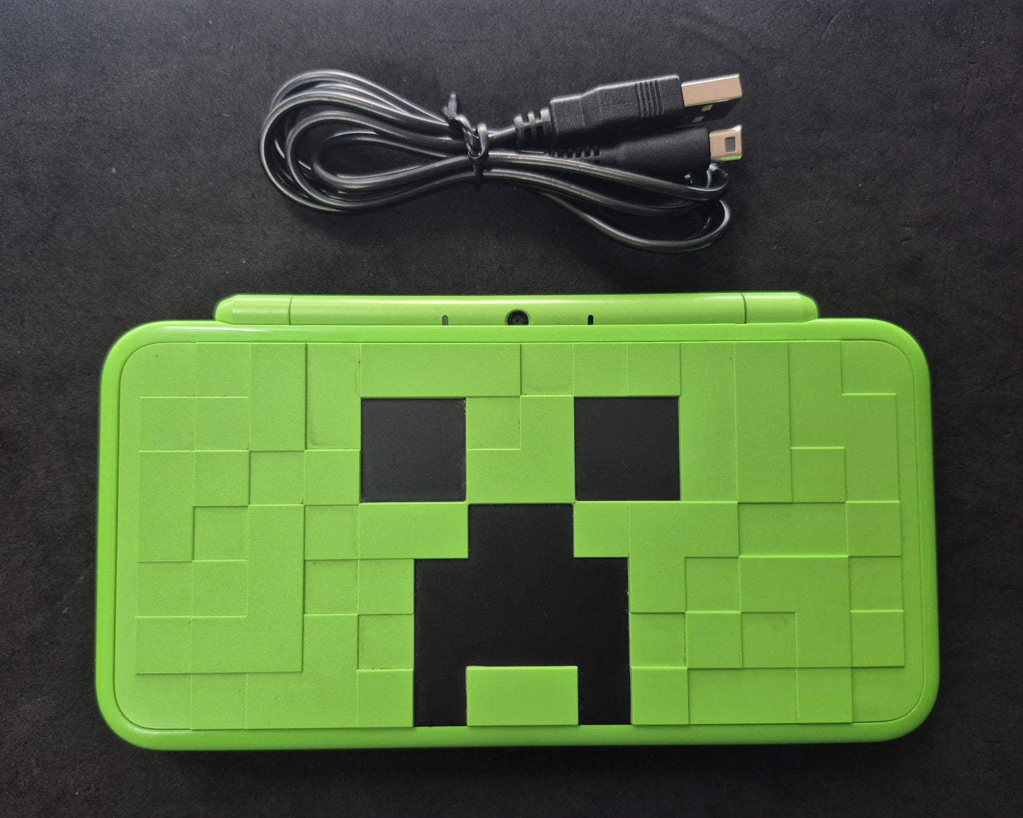 New Nintendo 2DS XL LL Minecraft Creeper Edition Console VGC w/charger.