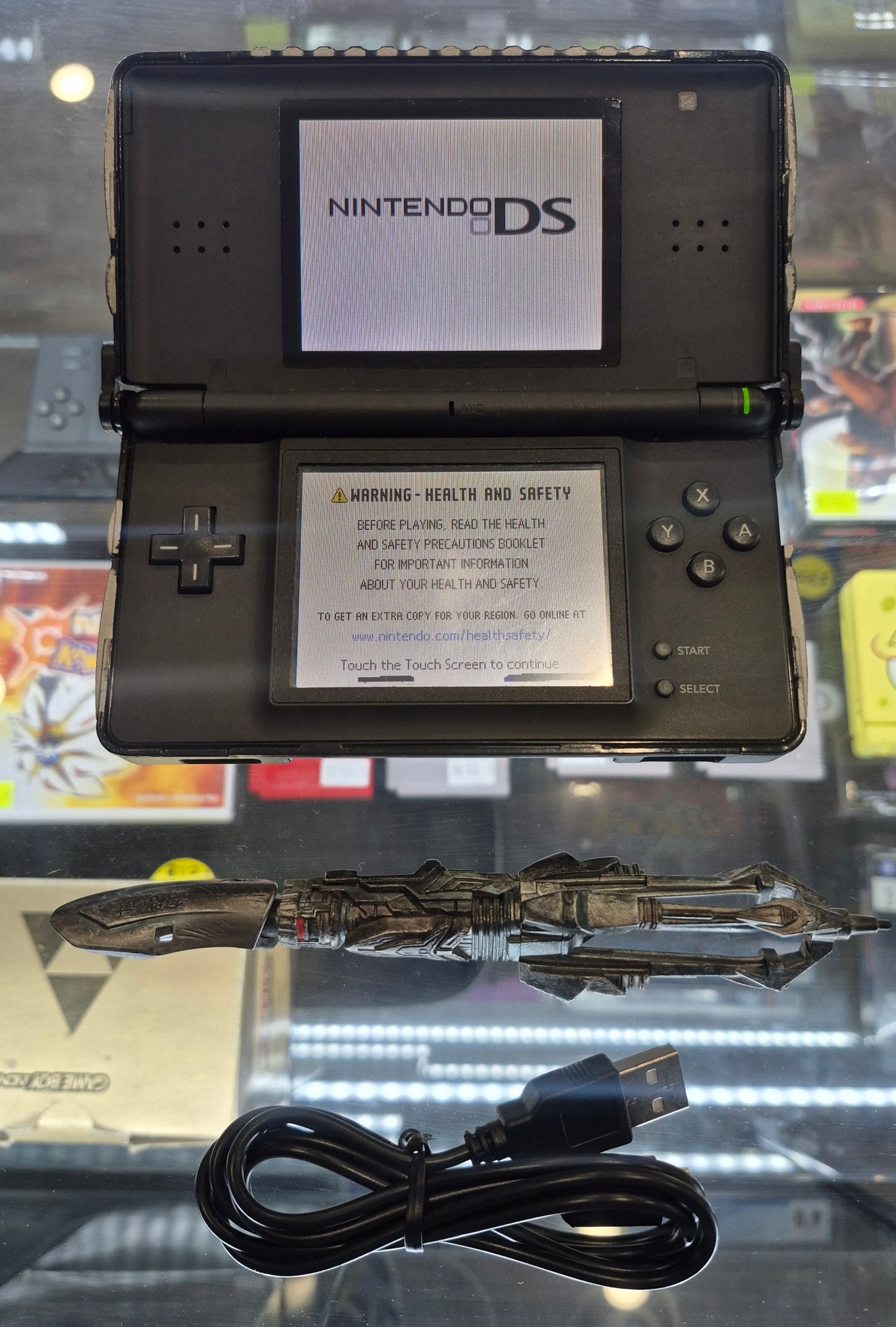 2006 Nintendo DS lite BLACK Console in Transformers Shell  with USB Charger(minor screen fault)