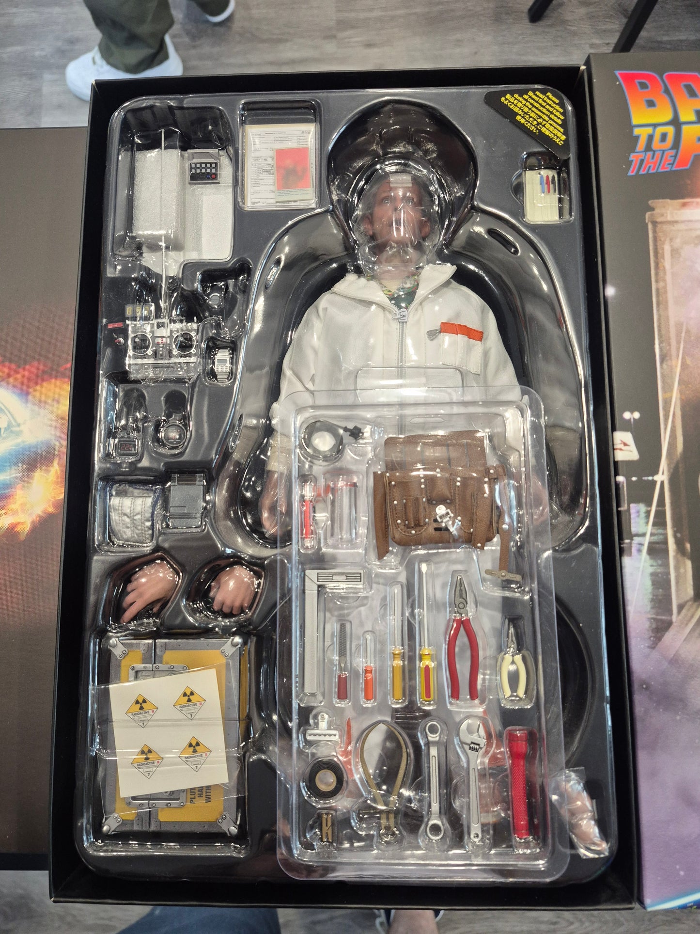 Hot Toys 1/6 Scale BTTF Doc Brown(Deluxe Version)MMS610 Collectable Figure.